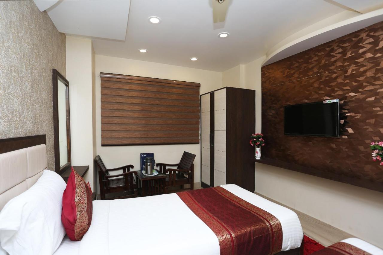 Oyo 10338 Hotel Aadesh Palace Varanasi Eksteriør bilde