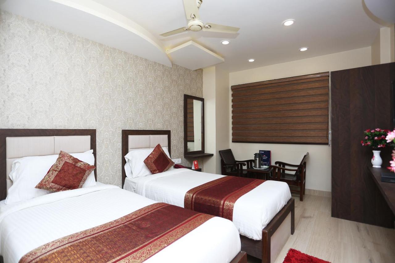 Oyo 10338 Hotel Aadesh Palace Varanasi Eksteriør bilde