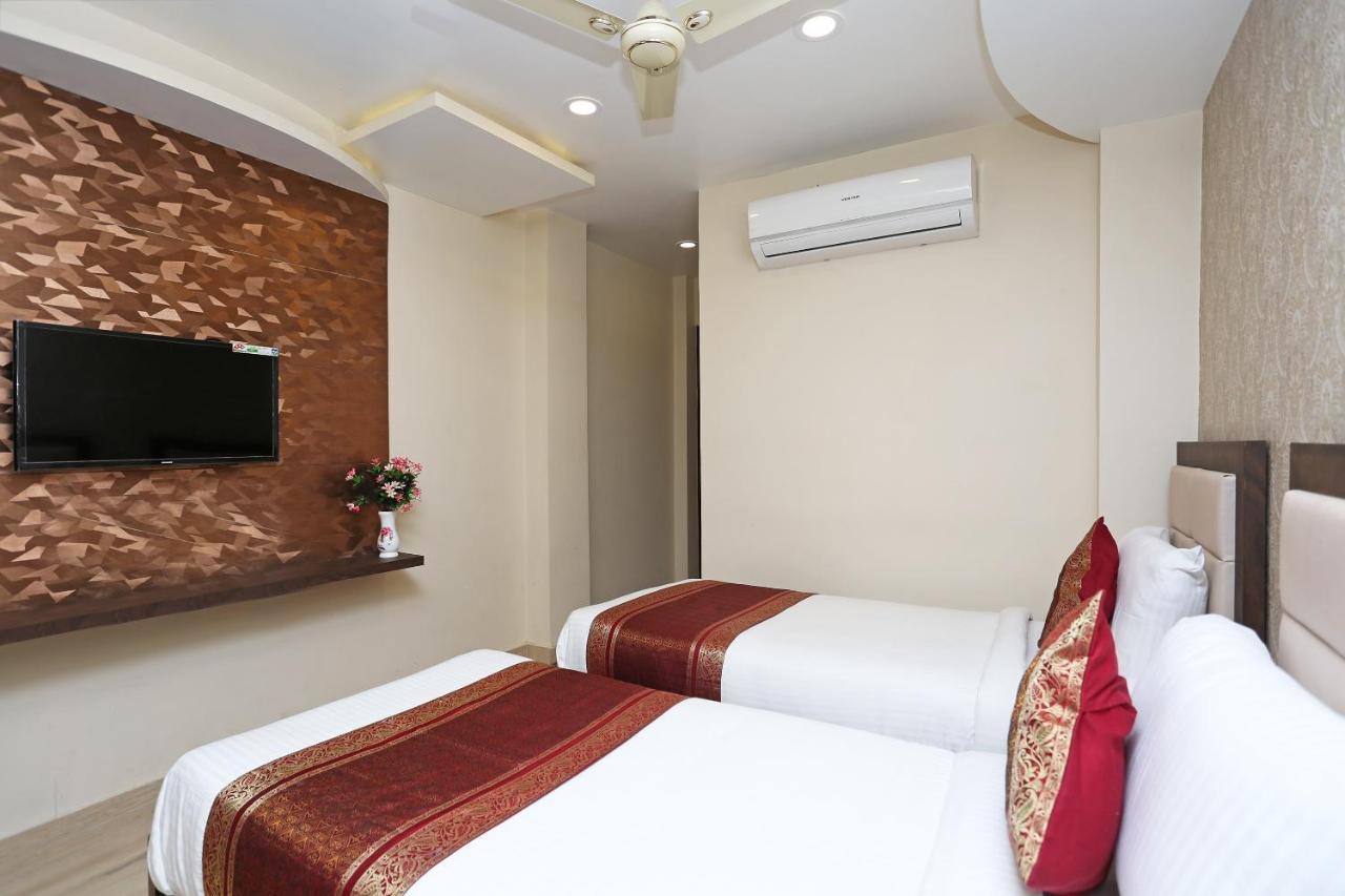 Oyo 10338 Hotel Aadesh Palace Varanasi Eksteriør bilde